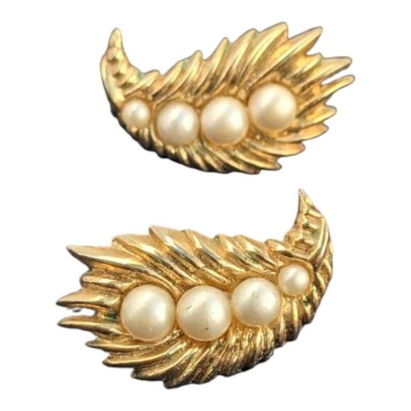 Vintage Trifari Gold Tone Pearl Clip-on Earrings‎ - Picture 2 of 4